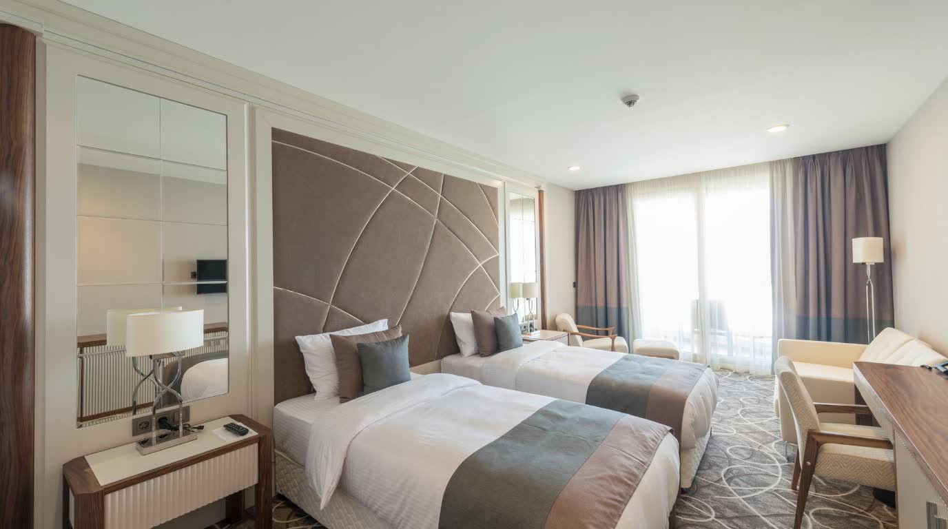 Downtown Business Hotel — Modern Minimal