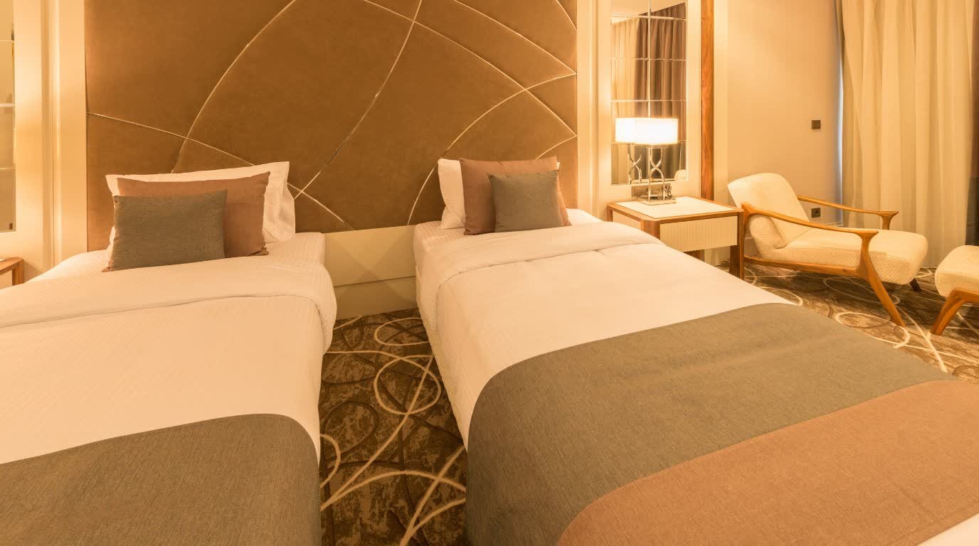Downtown Business Hotel — Cozy Family Room